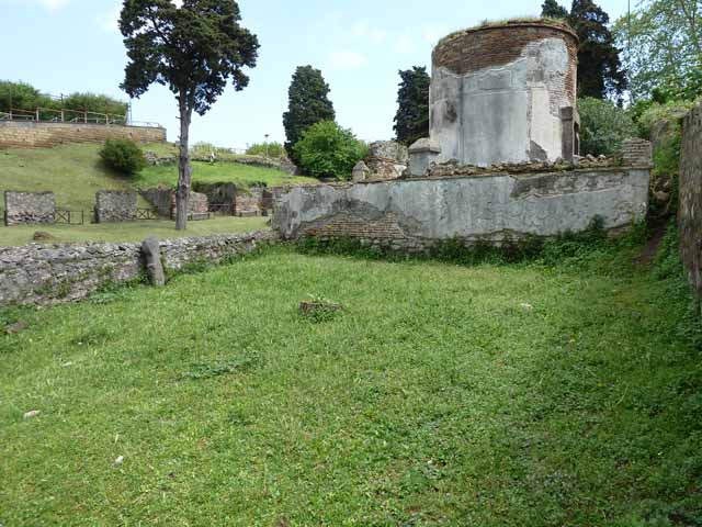HGW19 Pompeii. May 2010. Looking north to Via dei Sepolcri.