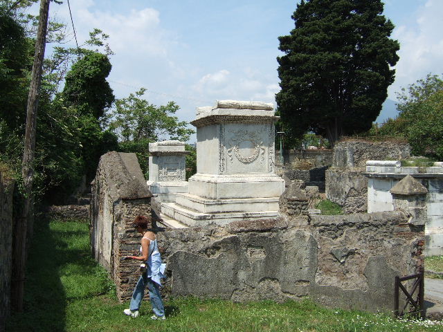 HGW20 Pompeii. May 2010. East and north sides of marble altar.