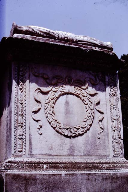 HGW20 Pompeii. May 2010. North side. Detail of his bisellium, or seat of double width. The square footstool in the middle implies that the seat was intended for a single person.
