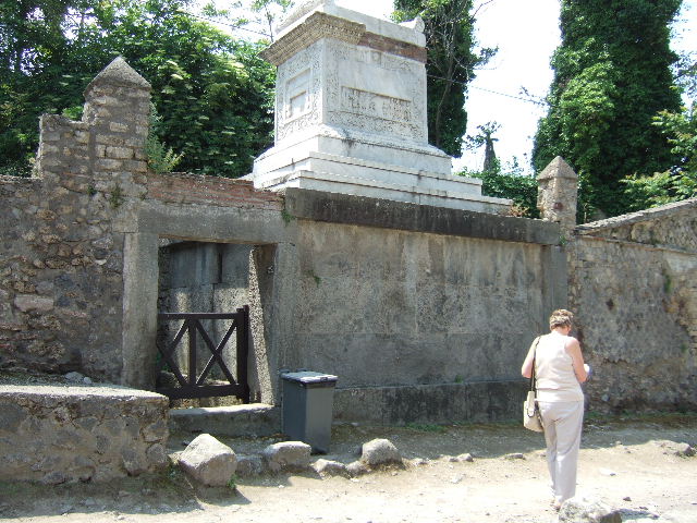 HGW22 Tomb of Naevoleia Tyche, C. Munatius Faustus & C. Munatius Atimetus.