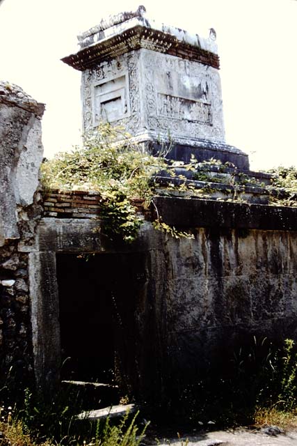 HGW22 Tomb of Naevoleia Tyche, C. Munatius Faustus & C. Munatius Atimetus.  North side.