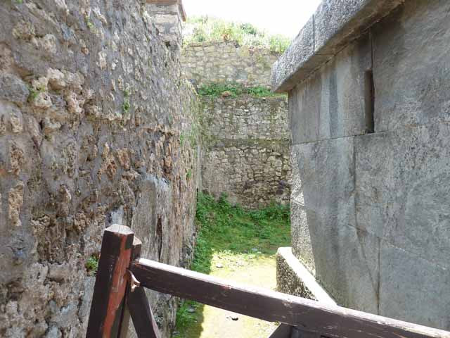 HGW22 Tomb of Naevoleia Tyche, C. Munatius Faustus & C. Munatius Atimetus.  Ship on north side.