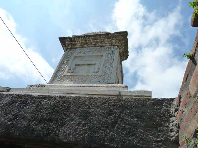 HGW22 Tomb of Naevoleia Tyche, C. Munatius Faustus & C. Munatius Atimetus.  West side.