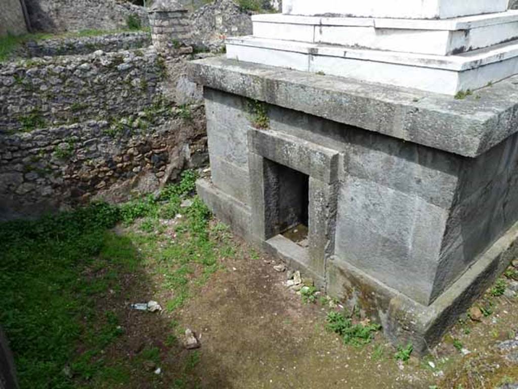 HGW22 Pompeii. May 2010. Entrance to tomb chamber on lower west side of base.