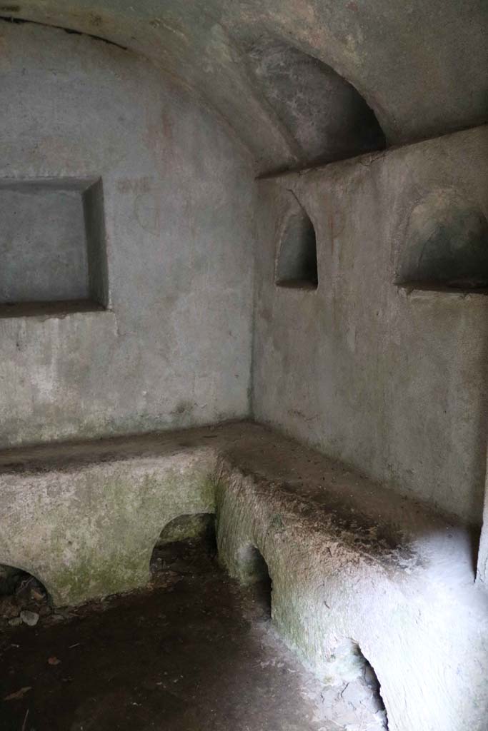 HGW22 Pompeii. September 2019. 
East wall with square recess and south wall with slit window, two upper niches, shelf and two lower recesses. Photo courtesy of Aude Durand.

