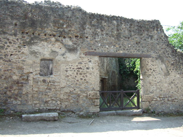 HGW25 Pompeii. May 2006. Looking west along corridor to lower levels.