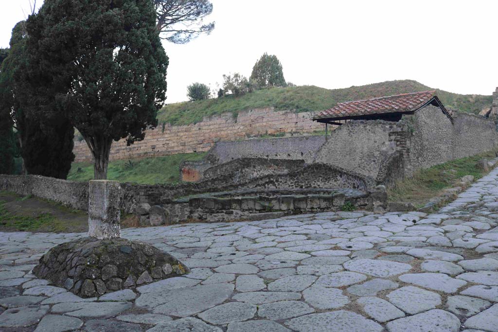 Pompeii Porta di Nocera. December 2018. South-west side of gate at junction with Via delle Tombe. Photo courtesy of Aude Durand.