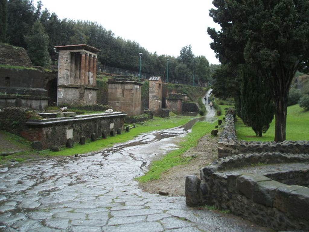 Pompeii Porta Nocera. December 2004. Tombs on South West and North West sides of Via delle Tombe. Looking west from cippus.

