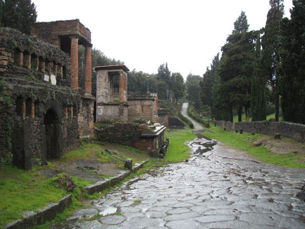 Pompeii Porta Nocera. December 2004. Looking west from cippus. Tombs on south west side of Via delle Tombe.