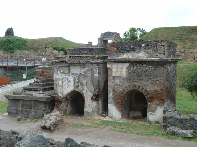 Pompeii Porta Nocera. Tomb 2EN, east wall of interior. May 2010.