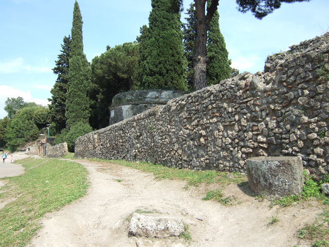 Pompeii Via delle Tombe. Looking north-west from 1ES towards crossroads with Via di Nocera. May 2010.