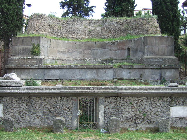 Pompeii Porta Nocera Tombs 9OS on left, and 11OS Tomb of Eumachia  on right. May 2006. The plaque on the front wall to the east contains the inscription EUMACHIA L F.  A second plaque on the front wall to the west contains the inscription SIBI ET SUIS.
