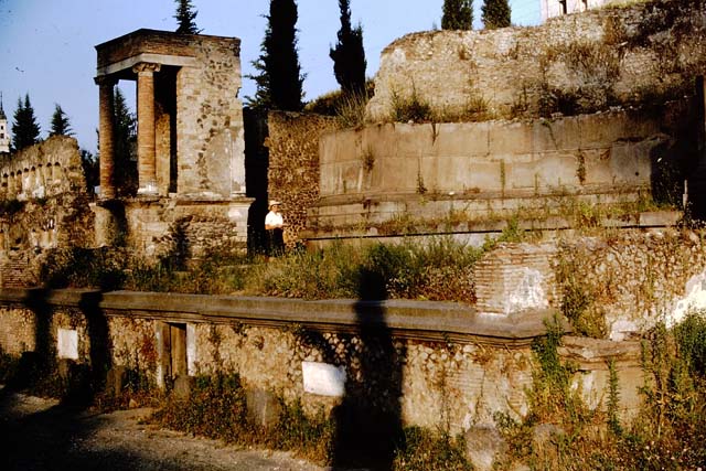 Pompeii Porta Nocera Tomb 11OS. Looking west along the front wall of the terrace, along the Via delle Tombe. May 2010. 