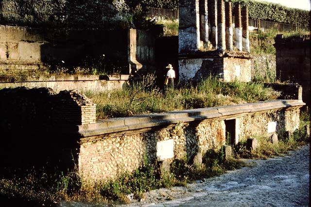 Pompeii Porta Nocera Tomb 11OS. Door surround on east side of doorway. May 2010. 
