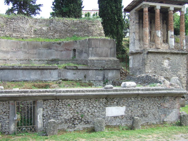 Pompeii Porta Nocera Tomb 11OS. May 2006.
Thirteen columelle were found of which four had inscriptions.
L(ucius)  EVMACHIVS /  APRILIS  /  VIX(it)  ANNIS  XX.
CN(eio)  ALLEIO  MAI  L(iberto)  EROTI  AVGVSTALI /  GRATIS  CREATO  CVI /  AVGVSTALES  ET  PAGANI /  IN  FVNERIS  HONOR(ibus) 
 / HS  SINGVLA  MILIA  /  DECREVERVNT  VIXIT  ANNIS  XXII.  This columella was in part lost.
CN(eius)  ALLEIVS  LOGVS  /  OMNIVM  COLLEGIORV(m)  /  BENEMERITVS.
POMPONIA  DECH  /  ARCIS (Decharcis)  ALLEI  NOBILIS /  ALLEI  MAI  MATER.
See D’Ambrosio, A. and De Caro, S., 1983. Un Impegno per Pompei: Fotopiano e documentazione della Necropoli di Porta Nocera. Milano: Touring Club Italiano. (11OS).

