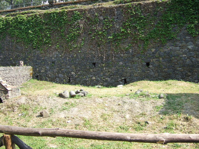 Pompeii Porta Nocera Tomb 25OS. This tomb is behind tombs 21OS and 23OS. There were no finds to enable the tomb to be named. May 2006.