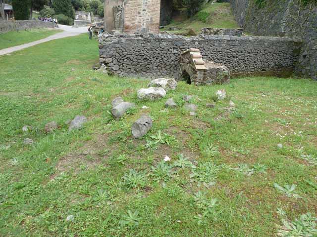 Pompeii Porta Nocera Tomb 29OS. May 2010. South-east corner with the remains of plaster, taken from the rear of 27OS.