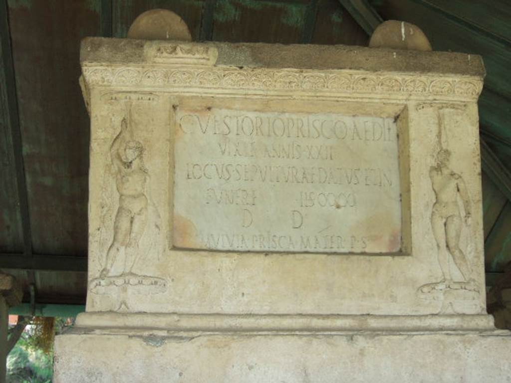 VGJ Pompeii. May 2006. East side of inner tomb with inscription to Gaius Vestorius Priscus who only lived to the age of 22 years.

