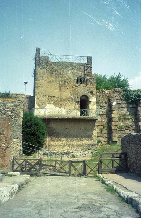 T11 Pompeii. Tower XI. December 2007. North side. Looking south from outside the walls with Via di Mercurio in the background.