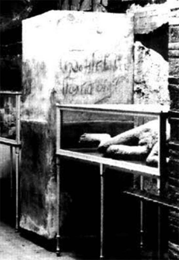 Boscoreale, Villa rustica in fondo DAcunzo. 
Old photo of pilaster a in Pompeii Antiquarium.
The importance of these inscriptions and graffiti meant the removal of the pilaster was advisable.
According to Della Corte in 1921 it was in the Pompei Antiquarium.
See Notizie degli Scavi di Antichit, 1921, p. 437.
Unfortunately the pillar was destroyed in the bombing of 1943.