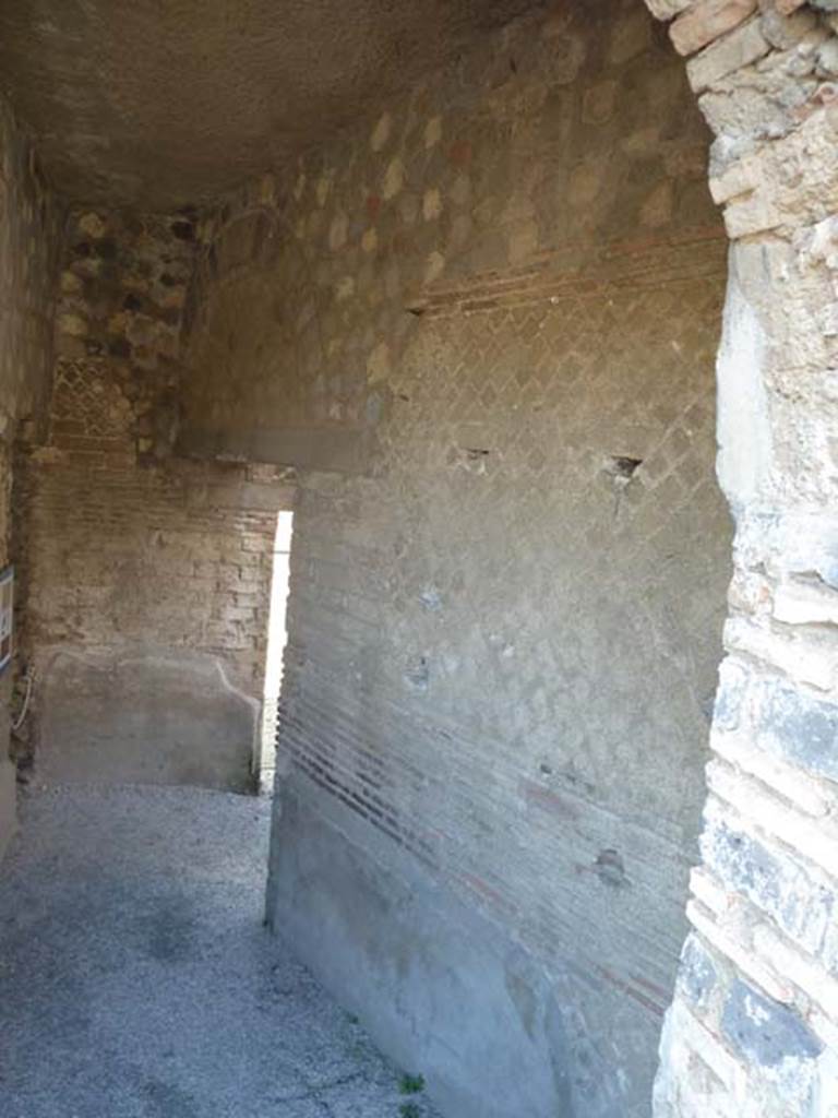 Stabiae, Villa Arianna, September 2015. Room L, the entrance hallway, north wall with doorway to room G at end on right.