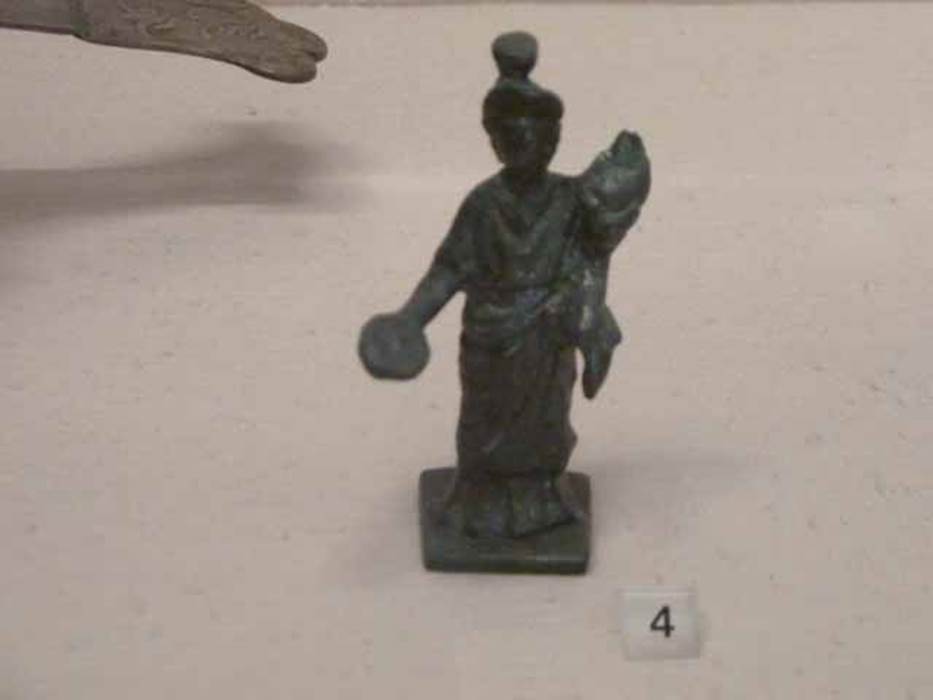 I.2.10 Pompeii. Statue of Tyche or Fortuna found in tablinum. It was possibly from the niche in the garden dedicated to the household gods. Now in Naples Archaeological Museum. Inventory number: 109745.