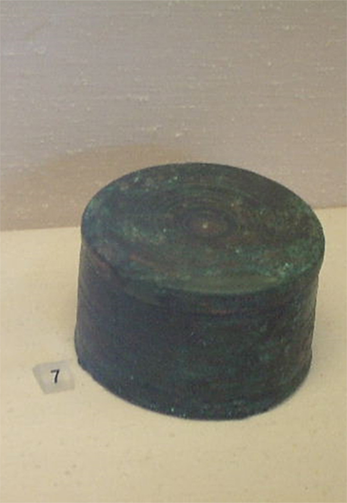 I.2.10 Pompeii. Found in cubiculum. Small container with lid.
Now in Naples Archaeological Museum. Inventory number 115887.