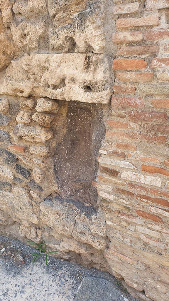 I.3.22 Pompeii. July 2021. Detail of wall on east side of entrance doorway.
Foto Annette Haug, ERC Grant 681269 DÉCOR.
