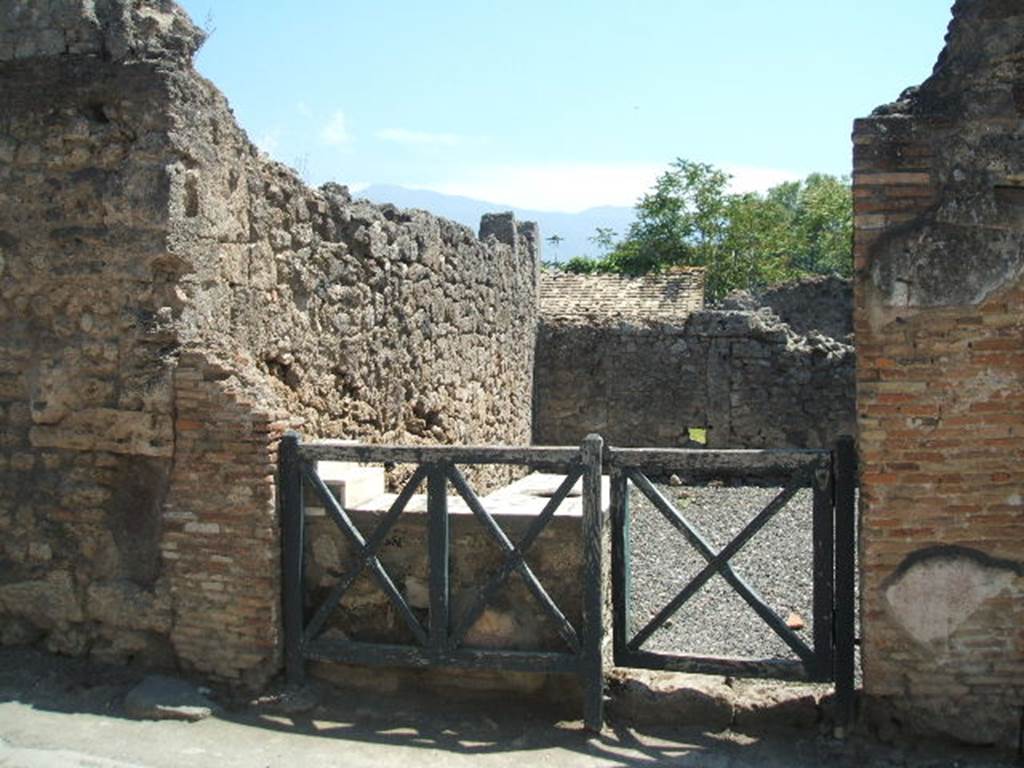 I.3.22 Pompeii. May 2005. Entrance doorway, looking south.