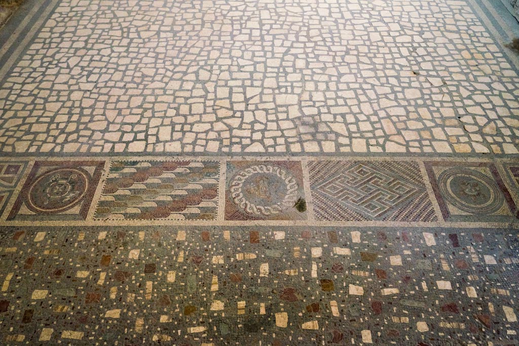 I.6.2 Pompeii. October 2023.
Looking east across flooring from antecamera, across decorated threshold towards oecus/triclinium. Photo courtesy of Johannes Eber.