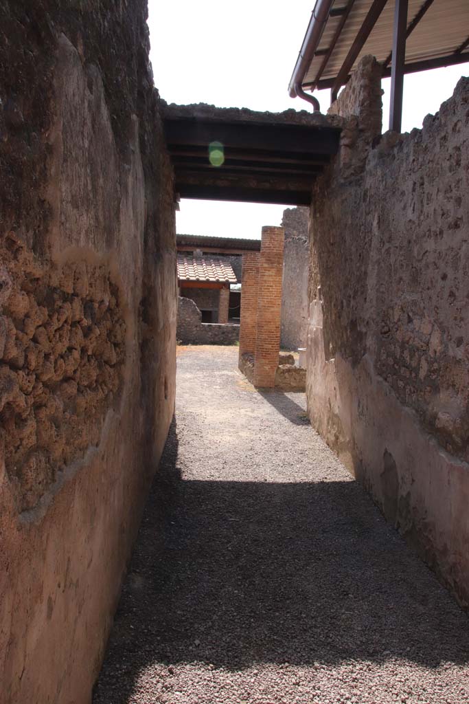 I.6.2 Pompeii. September 2019. Looking south along entrance corridor/fauces.
Photo courtesy of Klaus Heese.