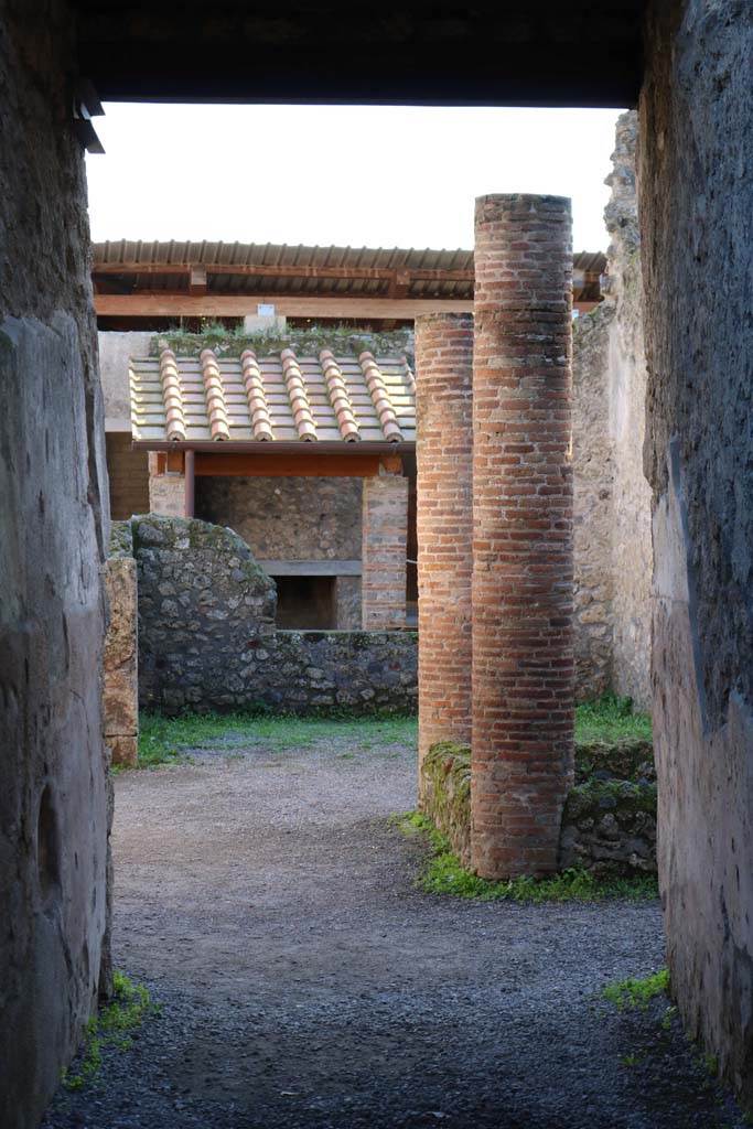 I.6.2 Pompeii. December 2018.
Looking south across atrium towards tablinum, with window in south wall overlooking small garden.
Photo courtesy of Aude Durand.