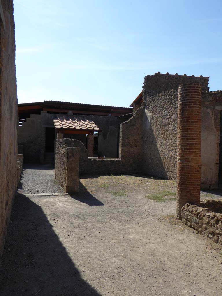 I.6.2 Pompeii. September 2017.
Looking south towards passage/corridor between the atrium and the small garden, on left, and tablinum, in centre.
Foto Annette Haug, ERC Grant 681269 DÉCOR.