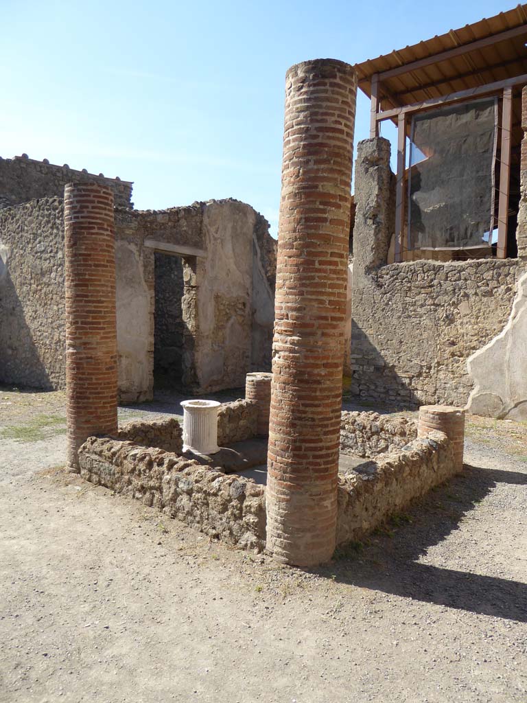 I.6.2 Pompeii. September 2017. Looking south-west across impluvium in atrium.
Foto Annette Haug, ERC Grant 681269 DÉCOR.