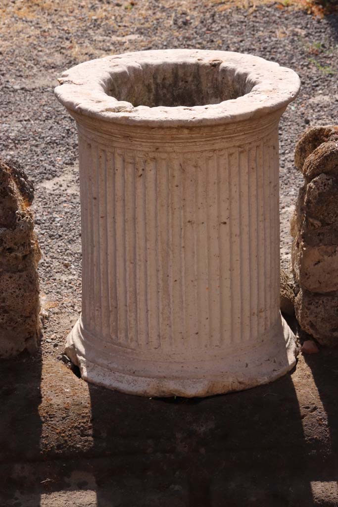 I.6.2 Pompeii. September 2019. Puteal over cistern shaft. Photo courtesy of Klaus Heese.
