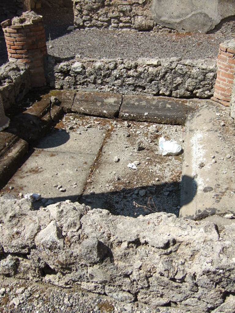 I.6.2 Pompeii. May 2006. Impluvium in atrium.
