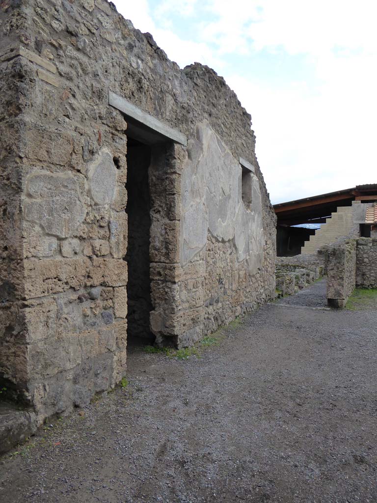 I.6.2 Pompeii. January 2017.
Looking south along east side of atrium, with doorway to small room, in centre.
Foto Annette Haug, ERC Grant 681269 DÉCOR.