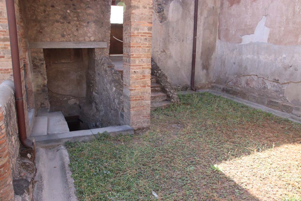 I.6.2 Pompeii. September 2019.
Looking south across small garden area towards steps that would have led down into the criptoporticus (on left), and up to the summer loggia with triclinium, behind pilaster, (centre right). Photo courtesy of Klaus Heese.