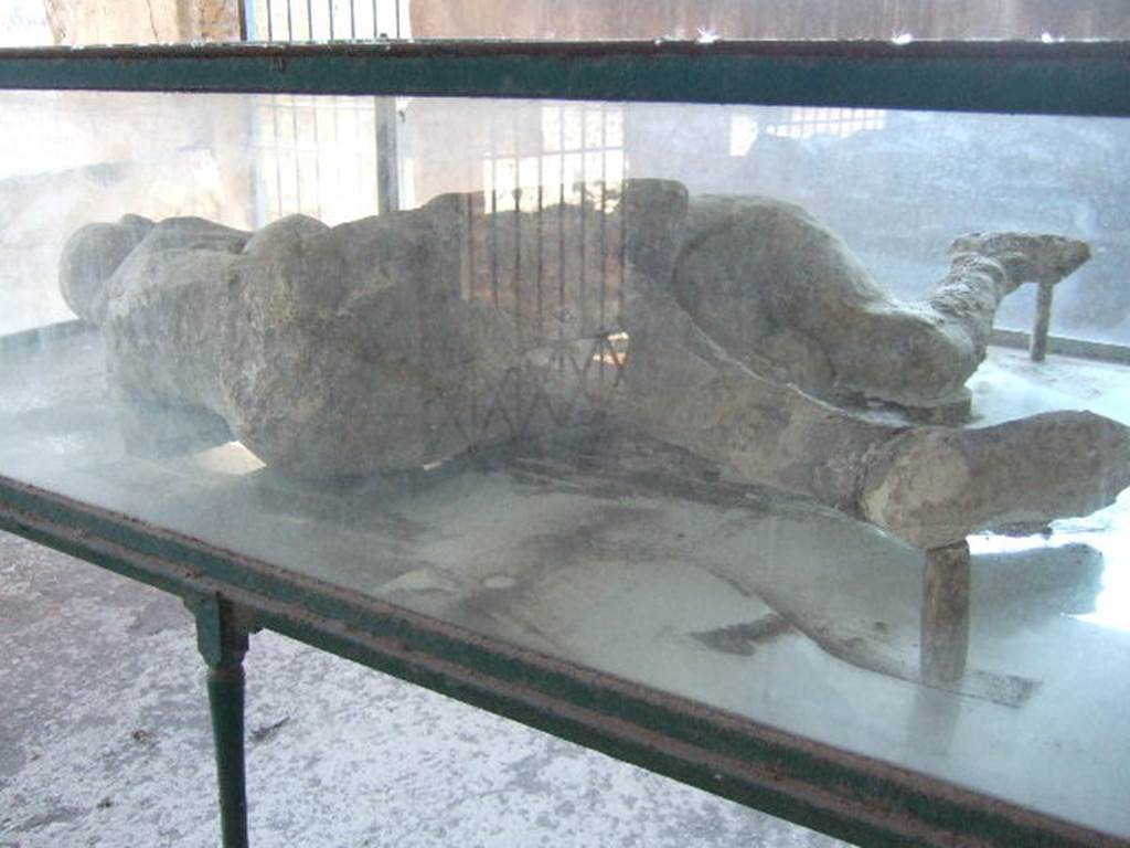 I.6.2 Pompeii. May 2006. Plaster cast of two victims found above the garden area.
When excavated, one of the fallen lay on her left side, her head was to the east and her legs were to the west, slightly contracted.
The other lay on her right side with her head on the bosom of the first, with their arms entwined around each other.
See Notizie degli Scavi di Antichità, 1914, Vol. XI, p.262.