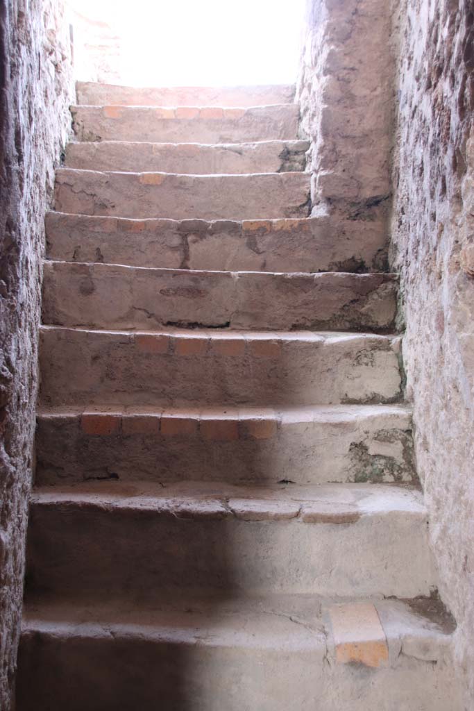 I.6.2 Pompeii. September 2019. Stairs from lower floor to garden area.
Photo courtesy of Klaus Heese.
