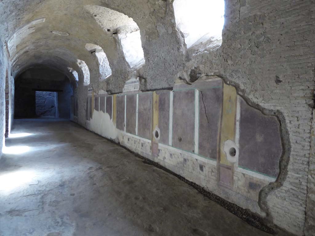 I.6.2 Pompeii. September 2017. Looking east along south wall of north wing of cryptoporticus.
Foto Annette Haug, ERC Grant 681269 DÉCOR.
