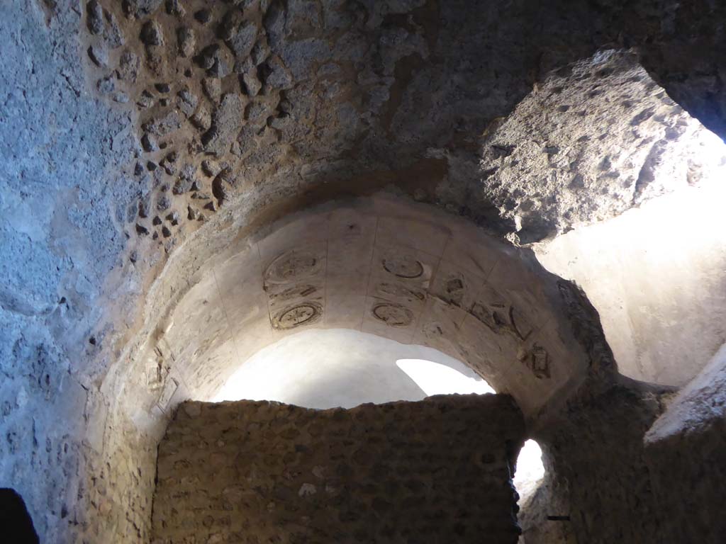 I.6.2 Pompeii. September 2017. Detail of arched ceiling of east wing of cryptoporticus.
Foto Annette Haug, ERC Grant 681269 DÉCOR.
