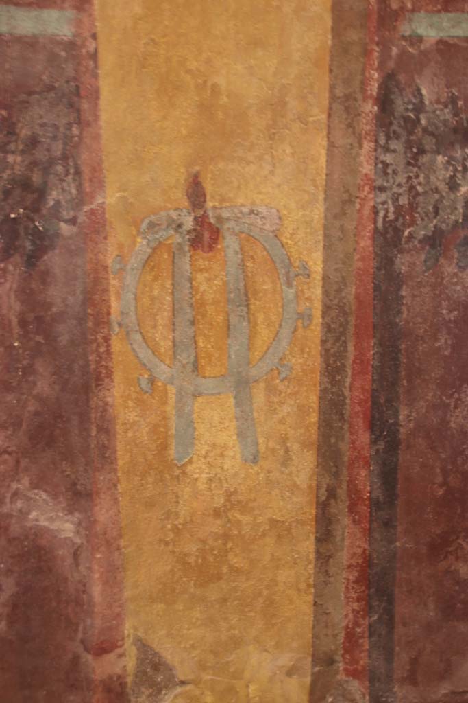 I.6.2 Pompeii. September 2019. Detail from painted decoration from north end of west wall of east wing.
Photo courtesy of Klaus Heese.