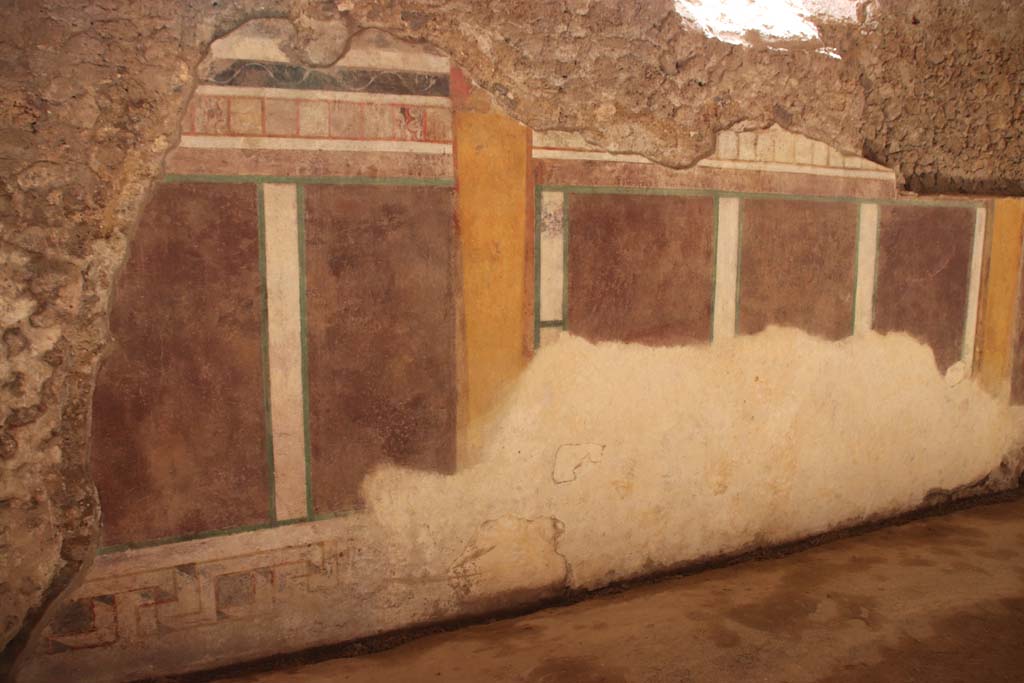 I.6.2 Pompeii. September 2019. Detail of painted decoration in centre of south wall of north wing. Photo courtesy of Klaus Heese.