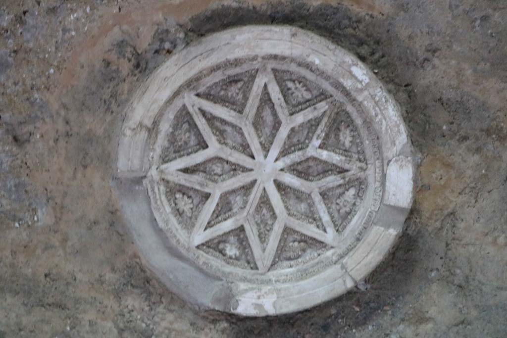 I.6.2 Pompeii. December 2018. Detail of piece of stucco from ceiling of north wing of cryptoporticus. Photo courtesy of Aude Durand.