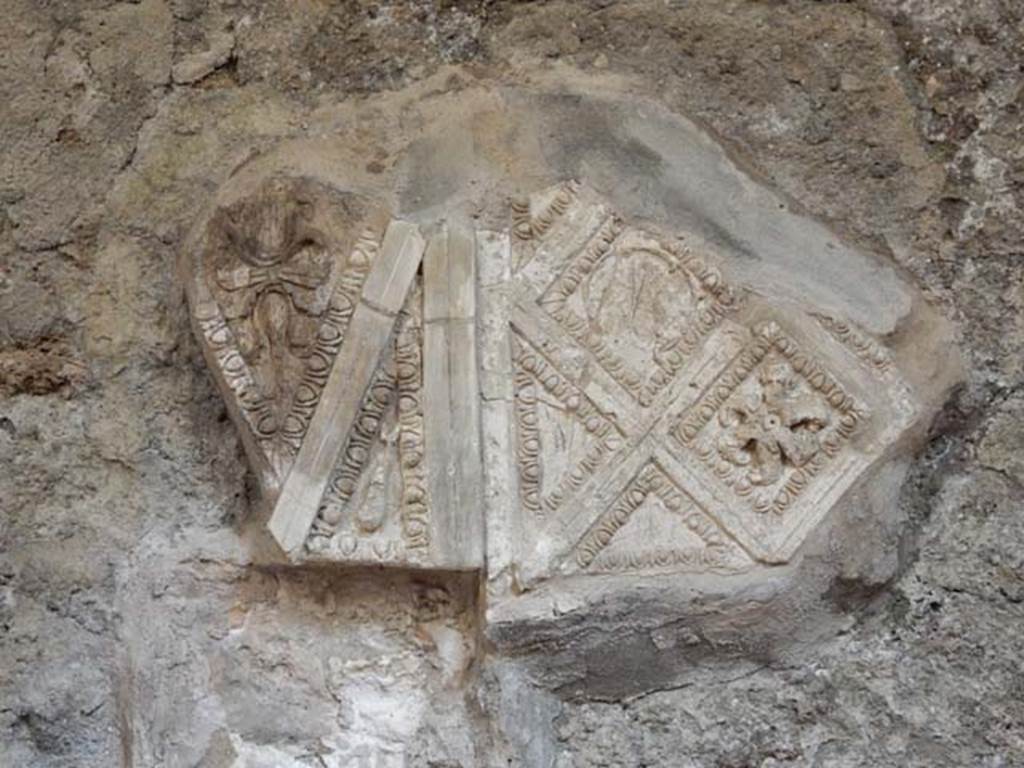 I.6.2 Pompeii. May 2016. Detail of stucco on ceiling in cryptoporticus. Photo courtesy of Buzz Ferebee.