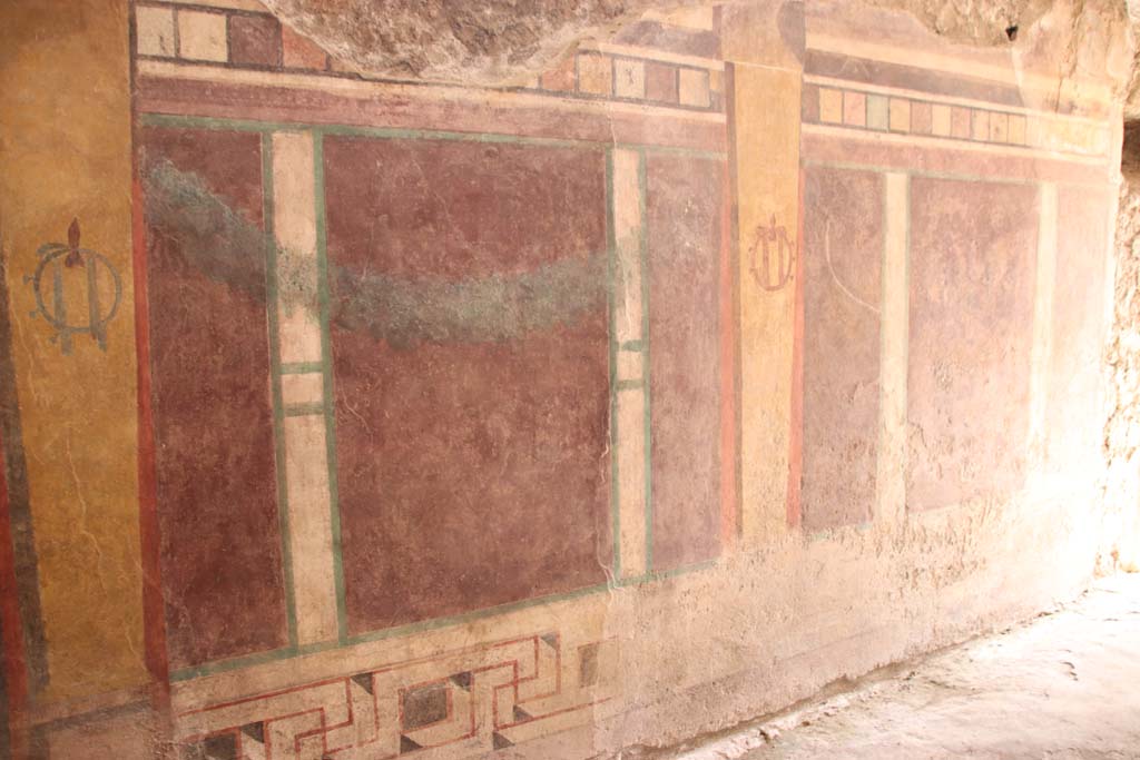 I.6.2 Pompeii. September 2019. Detail of wall decoration on east wall of west wing of cryptoporticus, south end.
Photo courtesy of Klaus Heese.