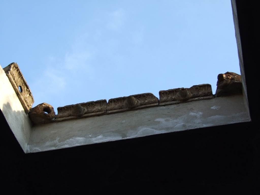 I.6.7 Pompeii. Atrium. December 2007. Reconstructed compluvium with original terracotta water spouts, through which the rain water fell into the impluvium.