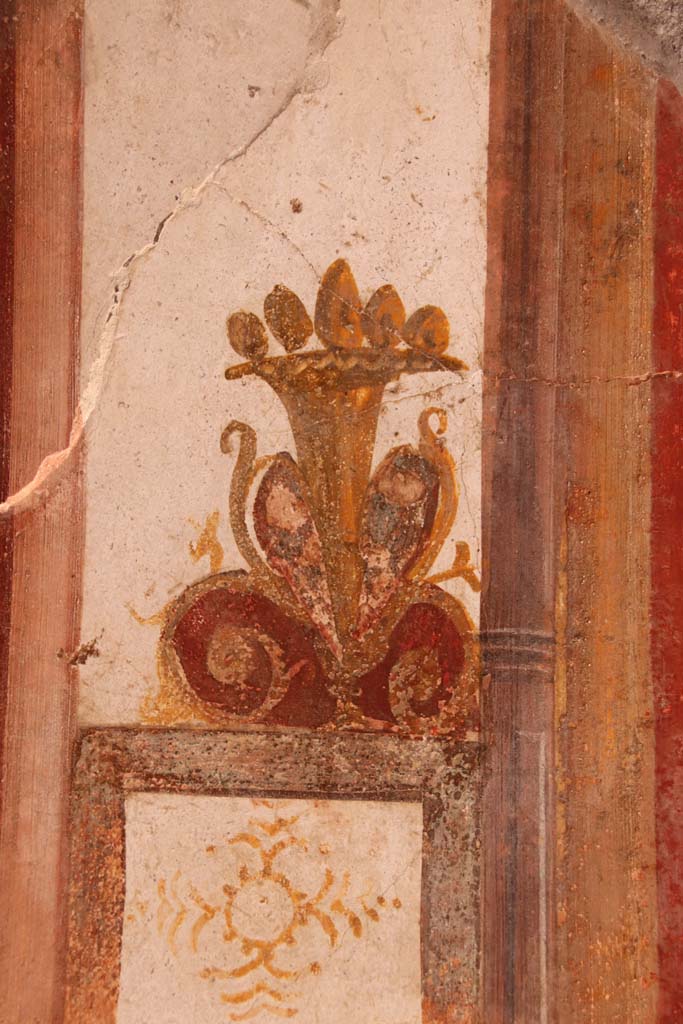 I.6.7 Pompeii. September 2019.
Detail of painted decoration on south wall on west side of doorway in south-east corner of atrium.
Photo courtesy of Klaus Heese.
