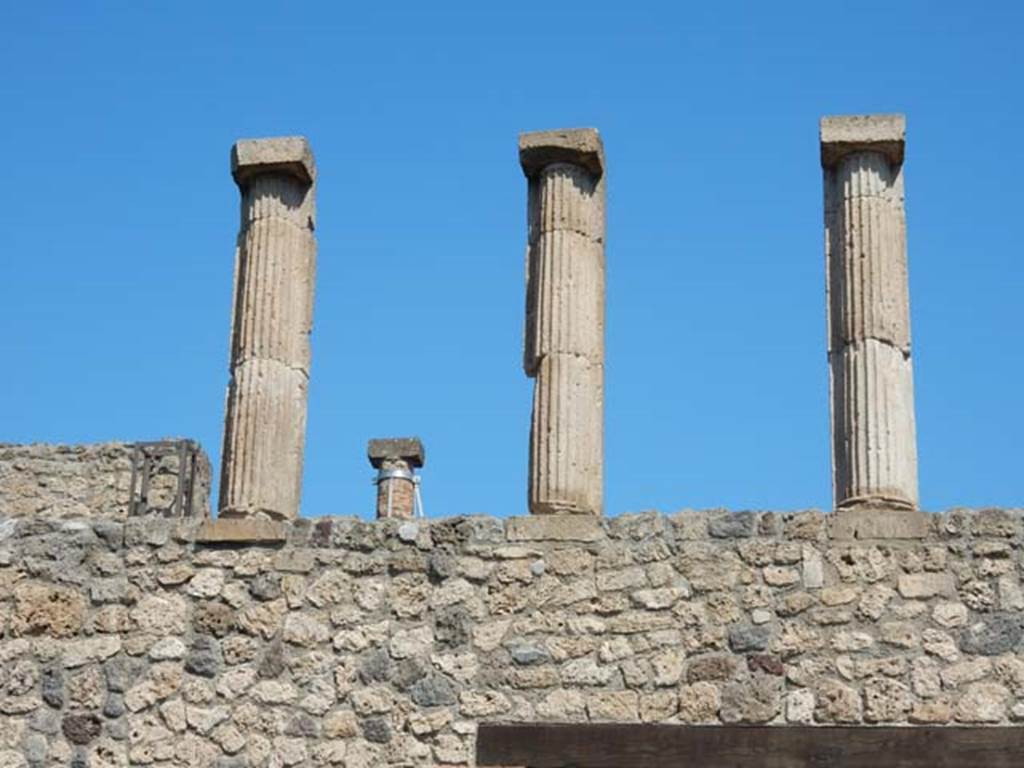 I.6.7 Pompeii. May 2016. Columns from upper floor above tablinum. Photo courtesy of Buzz Ferebee.